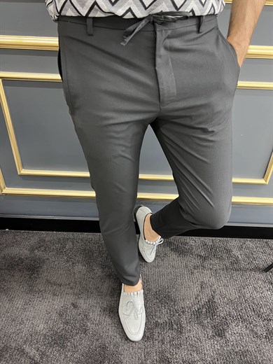 Bel İp Detaylı Slim Fit Kumaş Pantolon ürünü JEANS CLOTHING kategorisinde sizleri bekliyor.